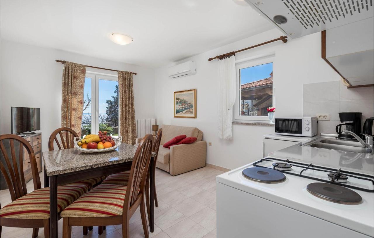 1 Bedroom Cozy Apartment In Ičići 외부 사진