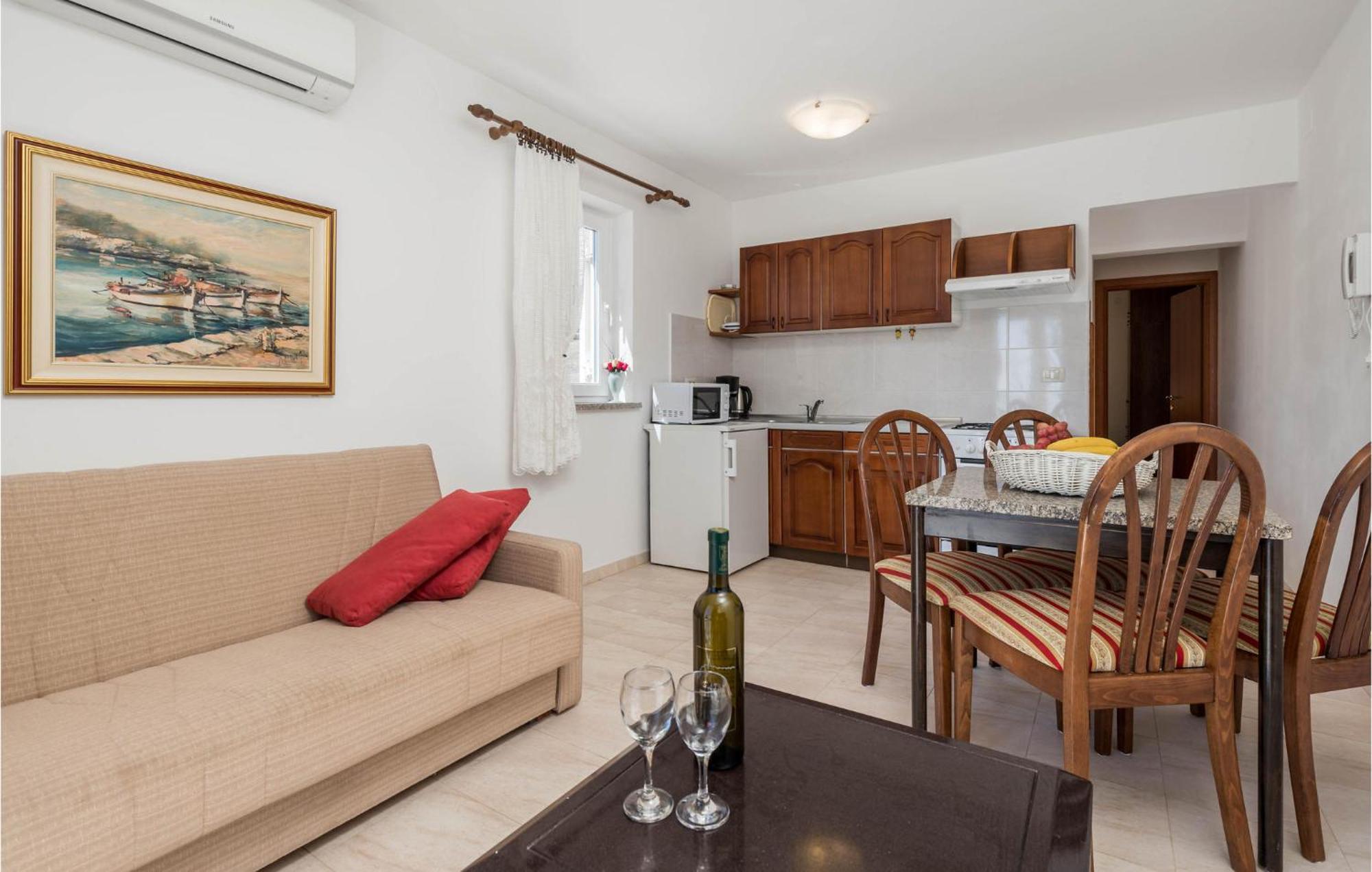 1 Bedroom Cozy Apartment In Ičići 외부 사진